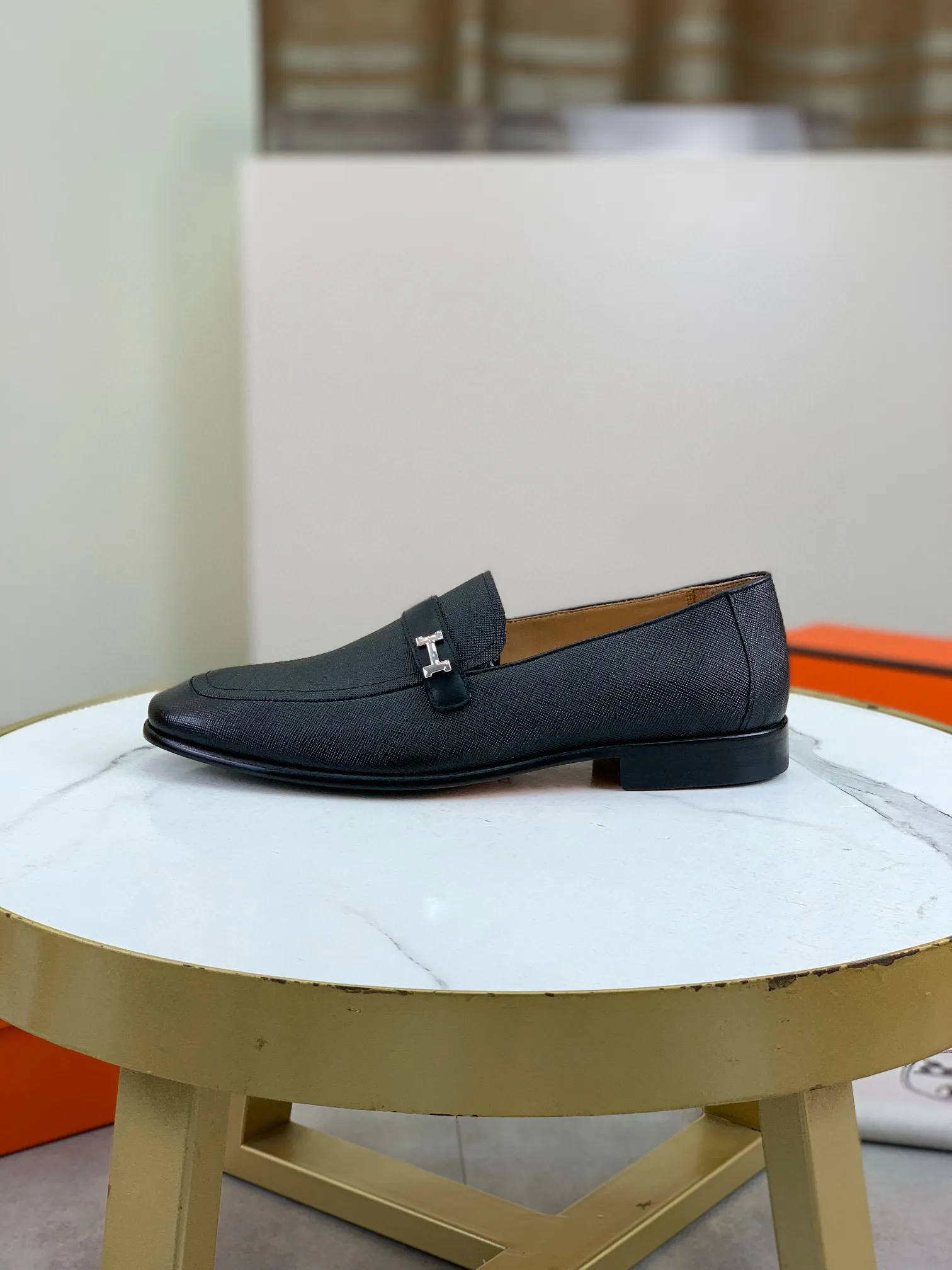 Factory price P960 💰Top version 💎💎💎 Original leather outsole Brand: Hermès (Hermès) Standard code: Men's size 39-44 (38, 45 can be customized) Grade: Same as the official website Original quality materials: Original soft calfskin Water-dyed cowhide lining Original Italian leather outsole Style categories: Men's fashion Formal casual leather shoes Slip-on men's shoes series Young fashion European and American trends, British style, colors: multiple options, counter packaging